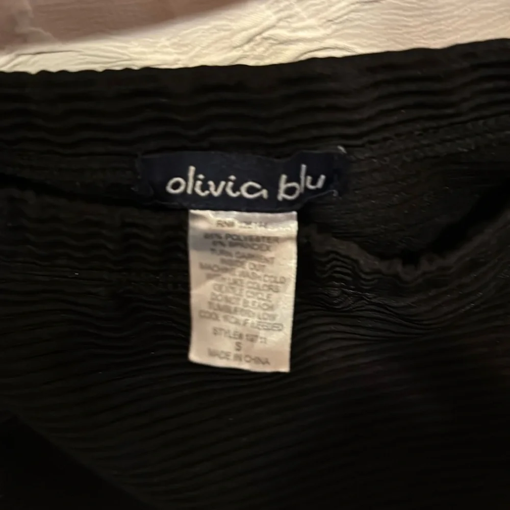 Olivia blu pencil skirt black and with chunky gold zipper accent.‎
